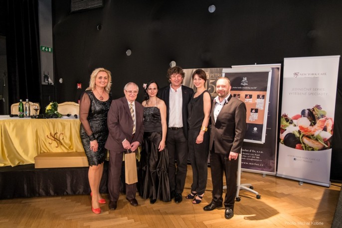 President of PETROF company Zuzana Ceralová Petrofová, with musician Jiří Suchý and chansonnier Dáša Zázvůrková, together with the jury of the competition Jitka Fowler Fraňková, Petr Malásek and Rostislav Čapek.